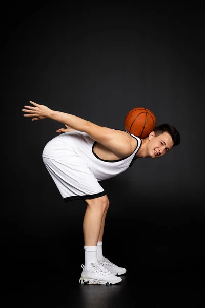 Tampan Muda Pemain Basket Dalam Pakaian Olahraga Putih Terisolasi Latar — Stok Foto