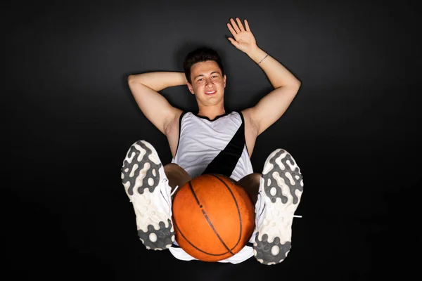 Tampan Muda Pemain Basket Dalam Pakaian Olahraga Putih Terisolasi Latar — Stok Foto