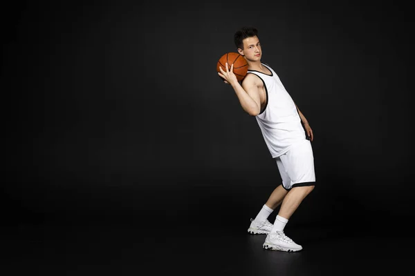 Stilig Ung Basketspelare Vita Sportkläder Isolerad Svart Bakgrund — Stockfoto