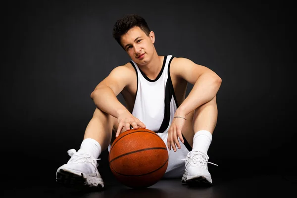 Pemain Basket Muda Yang Tampan Dengan Pakaian Olahraga Putih Duduk — Stok Foto