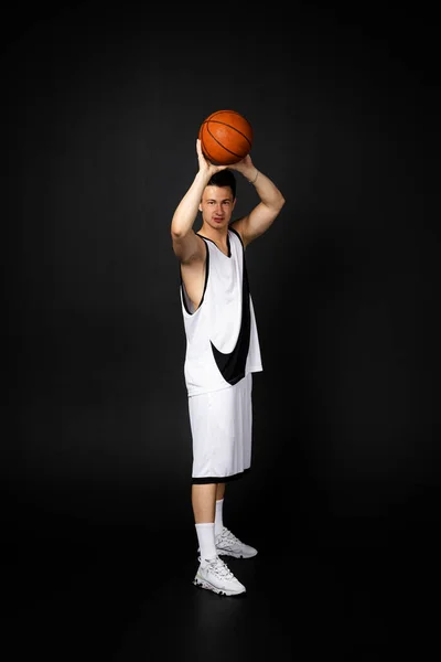 白俄罗斯明斯克 2023年5月22日 年轻英俊的篮球运动员身穿白色运动服 全身而退 被隔离在黑色背景下 — 图库照片