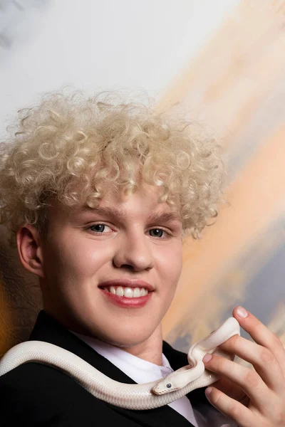Stylowy Blond Włosy Młody Człowiek Leucistic Ball Python Czysty Biały — Zdjęcie stockowe