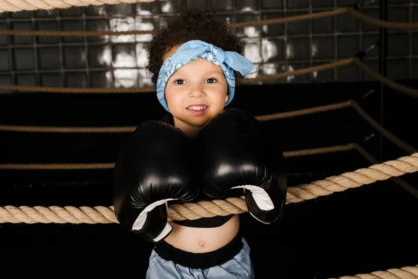 Cute Little Girl Gra Ringu Bokserskim Noszenie Rękawic Bokserskich — Zdjęcie stockowe
