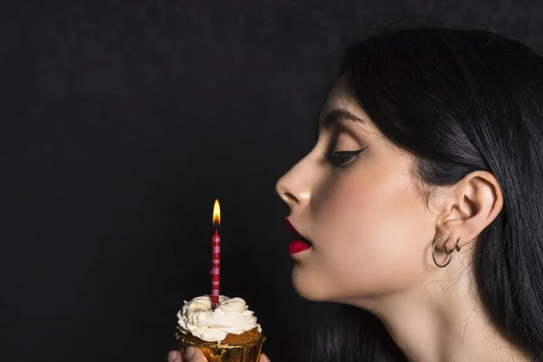 머리에 을축하 아름다운 소녀의 초상화 케이크에 촛불을 있습니다 배경에 고립됨 — 스톡 사진