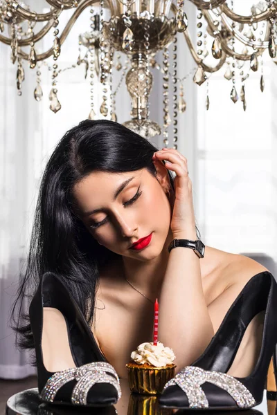 Portret Elegant Gekleed Jong Mooi Meisje Met Zwart Haar Jurk — Stockfoto