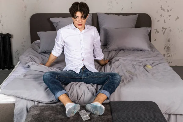 Doğum Kontrol Haplarıyla Dolu Bir Yatakta Genç Bir Adam — Stok fotoğraf