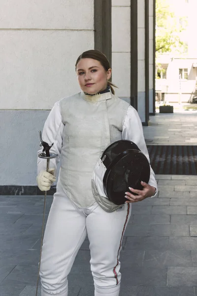 Спортсмен Жінка Білому Костюмі Фехтування Тримає Меч Вулиці — стокове фото
