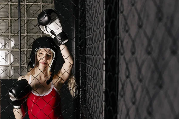 Aantrekkelijk Sportief Meisje Strakke Rode Outfit Bokshandschoenen Helm Poseren Achter — Stockfoto
