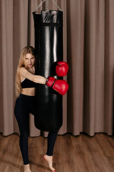 Aantrekkelijk Sportief Meisje Met Strakke Zwarte Sportkleding Bokshandschoenen Trainen Trainen — Stockfoto