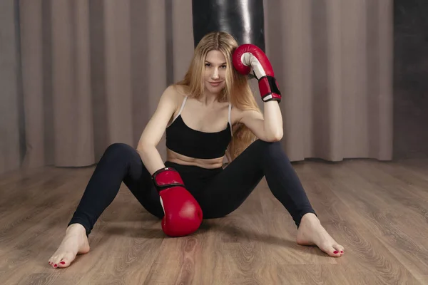 Attractive Sporty Girl Wearing Tight Black Sportswear Boxing Gloves Exercising — Stock Photo, Image