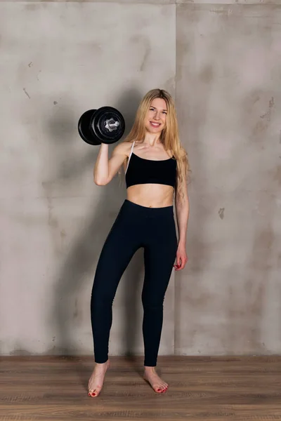 Çekici Sportif Kız Dar Siyah Spor Kıyafetleri Giyiyor Egzersiz Yapıyor — Stok fotoğraf
