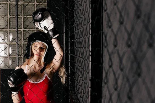 Attraktives Sportliches Mädchen Engen Roten Outfit Boxhandschuhen Und Helm Posiert lizenzfreie Stockbilder