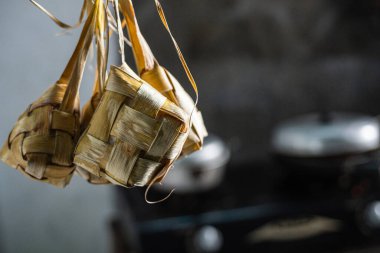 Taze ve kuru tutmak için ahşap bir askıda asılı ketupa pişirilmiş. Bayram temalı makaleler, kültürel bloglar, geleneksel mutfaklarla ilgili yemek siteleri için harika