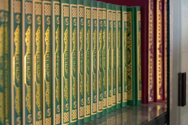 İslam kitapları bir caminin içindeki bir rafta düzgünce düzenlenmiştir. Dini eğitim içeriği, İslami bloglar, ruhani makaleler veya kültürel belgeler için uygundur