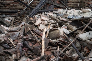 Dağınık odun ve tuğlalarla yıkılmış bir ev. Farklı açılardan görülüyor. Kentsel bozulma teması, afet belgelendirmesi veya tarihi mimari görseller için mükemmel
