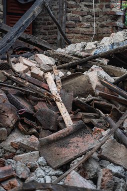 Dağınık odun ve tuğlalarla yıkılmış bir ev. Farklı açılardan görülüyor. Kentsel bozulma teması, afet belgelendirmesi veya tarihi mimari görseller için mükemmel