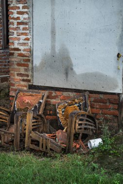Terk edilmiş eski bir evde iki kırık ahşap sandalye, çürüme ve ihmal göstergesi. Kentsel keşif temaları için ideal, ya da zaman ve yıkım hakkında görsel hikaye anlatma