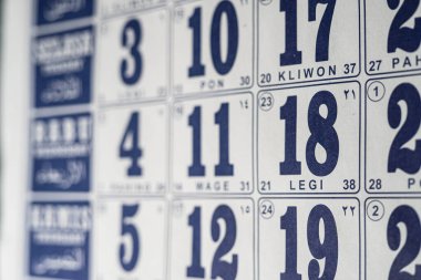 Belirli bir tarihe odaklanmış bir duvar takviminin yan açılı makro görüntüsü. Bloglar, zaman yönetimi görselleri, editoryal düzenler veya zamanlamayla ilgili içerik için ideal