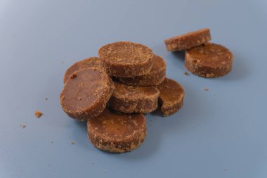 Geleneksel palmiye şekeri (gula merah) blokları düzgünce dizilmiş. Güneydoğu Asya mutfağında sıklıkla kullanılan doğal tatlandırıcı. Renk ve doku açısından zengin.