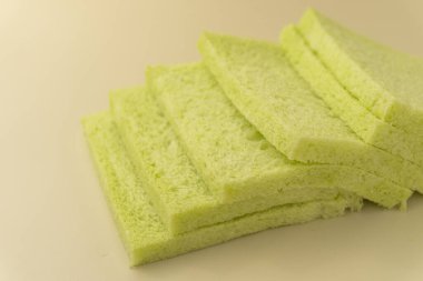 Yumuşak pandan kabuksuz beyaz ekmek aromalı, yumuşak pastel yeşil renkli. Fırın, yemek tasarımı ya da minimalist mutfak görselleri için ideal
