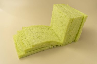 Yumuşak pandan kabuksuz beyaz ekmek aromalı, yumuşak pastel yeşil renkli. Fırın, yemek tasarımı ya da minimalist mutfak görselleri için ideal