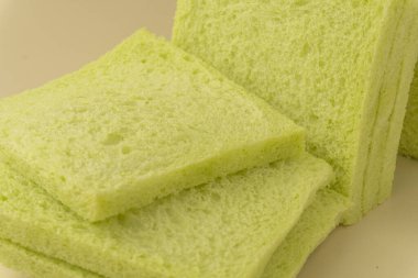 Yumuşak pandan kabuksuz beyaz ekmek aromalı, yumuşak pastel yeşil renkli. Fırın, yemek tasarımı ya da minimalist mutfak görselleri için ideal