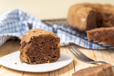 Muzlu çikolatalı pasta dilimleri düzgün sıralanmış, nemli dokuyu ve yumuşak ışıklandırmada zengin lezzeti gösteriyor.