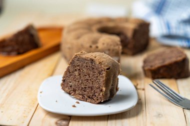 Muzlu çikolatalı pasta dilimleri düzgün sıralanmış, nemli dokuyu ve yumuşak ışıklandırmada zengin lezzeti gösteriyor.