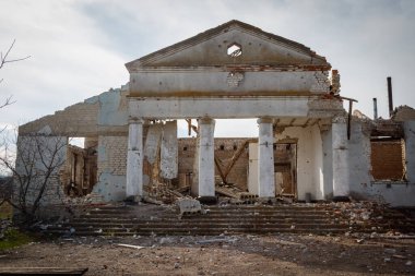 Zalyman, Kharkiv bölgesi, Ukrayna, 03.25.2023: Bir okulun, kültür merkezinin ve özel evlerin Rus askeri bombardımanı. Rusya Ukrayna savaşı
