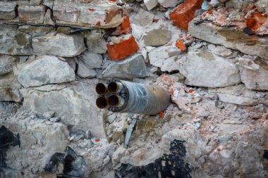 Zalyman, Kharkiv bölgesi, Ukrayna, 03.25.2023: Bir okulun, kültür merkezinin ve özel evlerin Rus askeri bombardımanı. Rusya Ukrayna savaşı