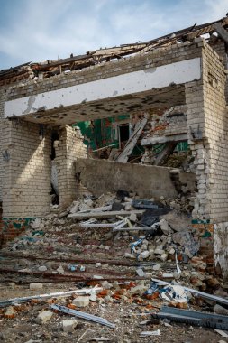 Zalyman, Kharkiv bölgesi, Ukrayna, 03.25.2023: Bir okulun, kültür merkezinin ve özel evlerin Rus askeri bombardımanı. Rusya Ukrayna savaşı