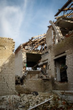 Zalyman, Kharkiv bölgesi, Ukrayna, 03.25.2023: Bir okulun, kültür merkezinin ve özel evlerin Rus askeri bombardımanı. Rusya Ukrayna savaşı
