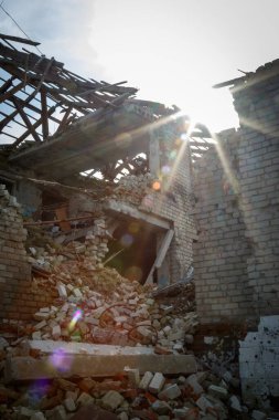 Zalyman, Kharkiv bölgesi, Ukrayna, 03.25.2023: Bir okulun, kültür merkezinin ve özel evlerin Rus askeri bombardımanı. Rusya Ukrayna savaşı