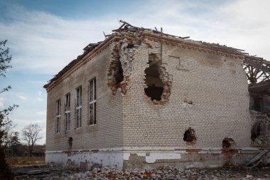 Zalyman, Kharkiv bölgesi, Ukrayna, 03.25.2023: Bir okulun, kültür merkezinin ve özel evlerin Rus askeri bombardımanı. Rusya Ukrayna savaşı