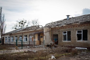 Zalyman, Kharkiv bölgesi, Ukrayna, 03.25.2023: Bir okulun, kültür merkezinin ve özel evlerin Rus askeri bombardımanı. Rusya Ukrayna savaşı