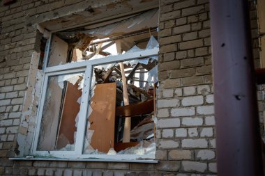 Zalyman, Kharkiv bölgesi, Ukrayna, 03.25.2023: Bir okulun, kültür merkezinin ve özel evlerin Rus askeri bombardımanı. Rusya Ukrayna savaşı