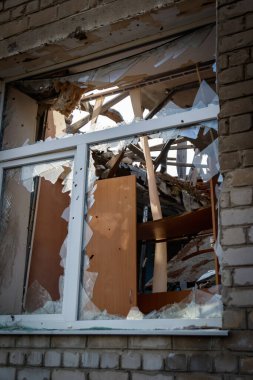 Zalyman, Kharkiv bölgesi, Ukrayna, 03.25.2023: Bir okulun, kültür merkezinin ve özel evlerin Rus askeri bombardımanı. Rusya Ukrayna savaşı