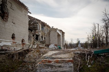 Zalyman, Kharkiv bölgesi, Ukrayna, 03.25.2023: Bir okulun, kültür merkezinin ve özel evlerin Rus askeri bombardımanı. Rusya Ukrayna savaşı