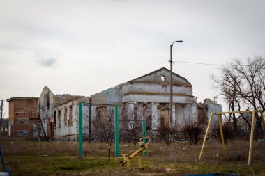 Zalyman, Kharkiv bölgesi, Ukrayna, 03.25.2023: Bir okulun, kültür merkezinin ve özel evlerin Rus askeri bombardımanı. Rusya Ukrayna savaşı