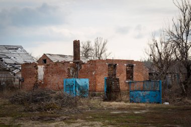 Zalyman, Kharkiv bölgesi, Ukrayna, 03.25.2023: Bir okulun, kültür merkezinin ve özel evlerin Rus askeri bombardımanı. Rusya Ukrayna savaşı