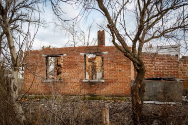 Zalyman, Kharkiv bölgesi, Ukrayna, 03.25.2023: Bir okulun, kültür merkezinin ve özel evlerin Rus askeri bombardımanı. Rusya Ukrayna savaşı