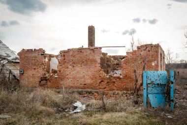Zalyman, Kharkiv bölgesi, Ukrayna, 03.25.2023: Bir okulun, kültür merkezinin ve özel evlerin Rus askeri bombardımanı. Rusya Ukrayna savaşı
