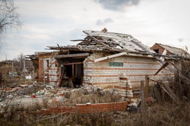 Zalyman, Kharkiv bölgesi, Ukrayna, 03.25.2023: Bir okulun, kültür merkezinin ve özel evlerin Rus askeri bombardımanı. Rusya Ukrayna savaşı