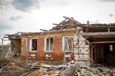 Zalyman, Kharkiv bölgesi, Ukrayna, 03.25.2023: Bir okulun, kültür merkezinin ve özel evlerin Rus askeri bombardımanı. Rusya Ukrayna savaşı