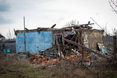 Zalyman, Kharkiv bölgesi, Ukrayna, 03.25.2023: Bir okulun, kültür merkezinin ve özel evlerin Rus askeri bombardımanı. Rusya Ukrayna savaşı