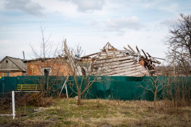 Zalyman, Kharkiv bölgesi, Ukrayna, 03.25.2023: Bir okulun, kültür merkezinin ve özel evlerin Rus askeri bombardımanı. Rusya Ukrayna savaşı