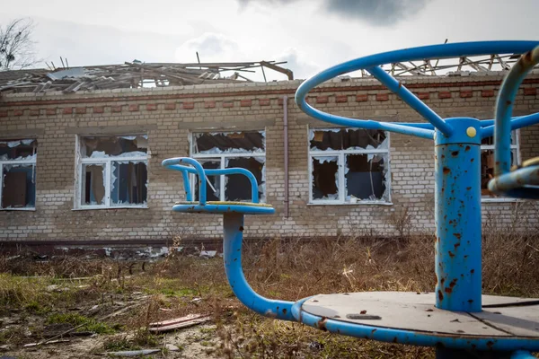 Zalyman, Kharkiv bölgesi, Ukrayna, 03.25.2023: Bir okulun, kültür merkezinin ve özel evlerin Rus askeri bombardımanı. Rusya Ukrayna savaşı