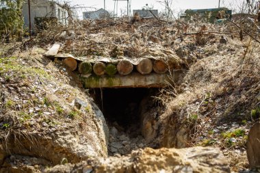 Dovhalivka, Harkiv bölgesi, Ukrayna, 03.23.2023: Rus ordusunun üssü. Ukraynalı tutsaklara işkence ve gözaltı yeri. Rusya Ukrayna savaşı