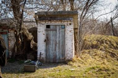 Dovhalivka, Harkiv bölgesi, Ukrayna, 03.23.2023: Rus ordusunun üssü. Ukraynalı tutsaklara işkence ve gözaltı yeri. Rusya Ukrayna savaşı