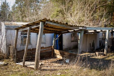 Dovhalivka, Harkiv bölgesi, Ukrayna, 03.23.2023: Rus ordusunun üssü. Ukraynalı tutsaklara işkence ve gözaltı yeri. Rusya Ukrayna savaşı